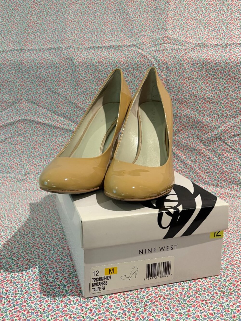 Nine West Patent Leather Tan pump, 4" heal, worn once, no flaws size 12